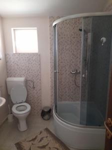 Casa Veveritelor : حمام مع دش ومرحاض ومغسلة