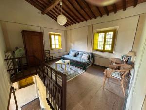 - un salon avec un canapé et une table dans l'établissement La Casina dei Frati, à Lucques
