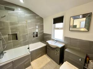 uma casa de banho com um WC com lavatório e um chuveiro em Luxury apartment with 2-Beds em Beckenham