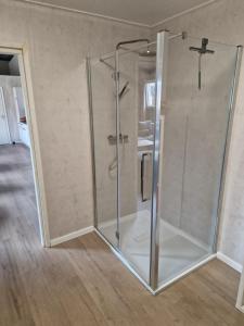 cabina de ducha de cristal en una habitación en Klein duimpje, en Echt