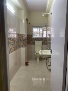 uma casa de banho com um WC e um lavatório em Ps Homes in central Kolkata em Calcutá