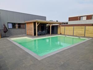 una piscina frente a un edificio en Klein duimpje, en Echt