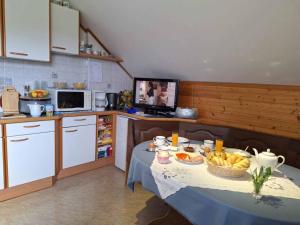 una cocina con una mesa con un bol de fruta. en Haus Oberfeichtner, en Mitterbach