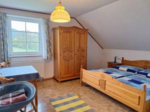 een slaapkamer met een bed, een tafel en een raam bij Haus Oberfeichtner in Mitterbach