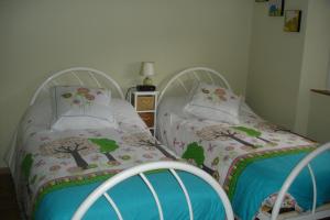 2 Einzelbetten in einem Zimmer mit in der Unterkunft La Grange in Vals-les-Bains