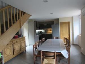 eine Küche und ein Esszimmer mit Tisch und Stühlen in der Unterkunft La Grange in Vals-les-Bains