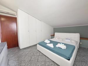 Giường trong phòng chung tại My Garda Holiday Home Peschiera 1 +18 ảnh