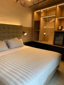 sypialnia z dużym białym łóżkiem w pokoju w obiekcie MIRANDOLINA Bed and Breakfast w mieście Rocca di Cambio