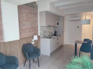 ARIQUS Fira Apartments的厨房或小厨房
