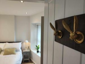 1 dormitorio con 1 cama con 2 conejos en la pared en Queen's Apartment in Cardigan, Cardigan Bay en Cardigan