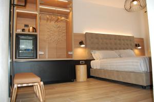 sypialnia z łóżkiem i stołkiem w obiekcie MIRANDOLINA Bed and Breakfast w mieście Rocca di Cambio