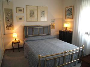 a bedroom with a bed and two lamps on tables at B&B Castellani in Venice-Lido