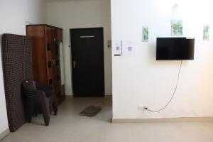 una stanza con una porta nera e una sedia nera di Omaxe Eternity-Near Prem Mandir a Vrindāvan