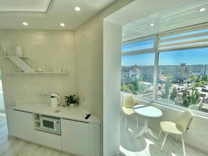 A kitchen or kitchenette at Кращі панорамні квартири Sky House у центрі Вінниці Безключовий доступ!