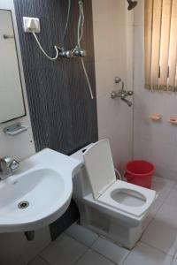 bagno con servizi igienici bianchi e lavandino di Omaxe Eternity-Near Prem Mandir a Vrindāvan
