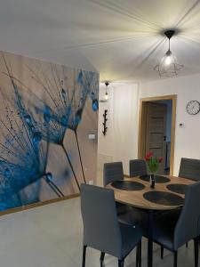 - une salle à manger avec une table et des chaises dans l'établissement Wczasy Chmielno Apartament Turkusowy, à Chmielno