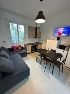 ein Wohnzimmer mit Sofa und Tisch in der Unterkunft Appartamento a pochi passi dal mare in Bellaria-Igea Marina