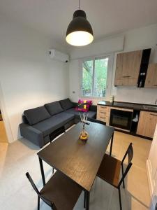 ein Wohnzimmer mit Tisch und Couch in der Unterkunft Appartamento a pochi passi dal mare in Bellaria-Igea Marina