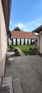 En hage utenfor Apartmani Kačara