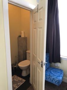 porta aperta per un bagno con servizi igienici di Drumorne a Edimburgo Altre 20 foto