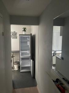 einen Flur mit leerem Kühlschrank in einer Küche in der Unterkunft Tammiku Tamme in Tammiku