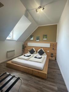 - une chambre mansardée avec un grand lit dans l'établissement BullsLiving Seeapartment 3 AM CORSO, à Velden am Wörther See