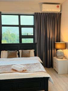 Schlafzimmer mit einem Bett und einem großen Fenster in der Unterkunft CUSH @ Jesselton Quay Seaview in Kota Kinabalu