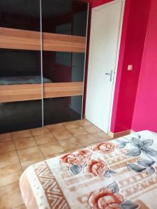 1 dormitorio con 1 cama con rosas en el suelo en Maison de 2 chambres avec vue sur la ville jardin clos et wifi a Saint Remy, en Saint-Rémy