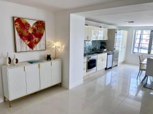 Afbeelding uit fotogalerij van WOW! Best Location! Best Unit! New Renovated South Beach Ocean Front in Miami Beach