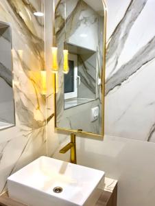 a bathroom with a sink and a mirror at Apartments Villa De Blue in Bol