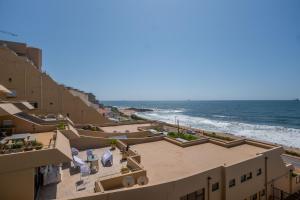 ウムドロティにあるLuxury Beachfront Apartment - 30 Degrees Umdlotiのビーチの景色を望むバルコニーが備わる客室です。