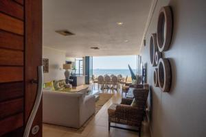 ウムドロティにあるLuxury Beachfront Apartment - 30 Degrees Umdlotiの海の見えるリビングルーム
