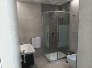 ein Bad mit einer Dusche, einem WC und einem Waschbecken in der Unterkunft CARLO'S Home in Catania