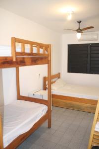 سرير بطابقين أو أسرّة بطابقين في غرفة في Mansão Guará - com piscina, salão de jogos, churrasqueira e cozinha