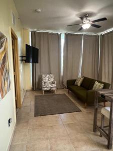 uma sala de estar com um sofá e uma ventoinha de tecto em Luxury City Centric Bliss in the heart of it all! em Miami