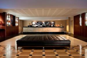 een hotelkamer met een bed in het midden van een kamer bij Melbourne Marriott Hotel in Melbourne