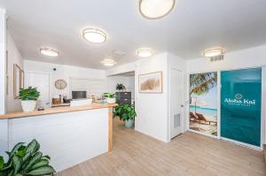 una oficina con recepción con plantas en una habitación en Villa 42 - Aloha Kai Vacation Villas, en Siesta Key