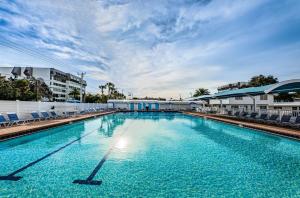 una gran piscina con agua azul y sillas en Villa 42 - Aloha Kai Vacation Villas, en Siesta Key