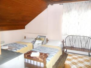 4 bedrooms house with enclosed garden and wifi at Kutina 1 km away from the beach في آوتينا: سريرين في غرفة مع نافذة
