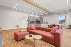 sala de estar con sofá y 2 mesas en Lénger Schoul, en Bascharage