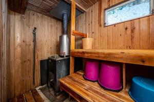 een kamer met een fornuis in een houten hut bij Stinas Cabin in Kurravaara