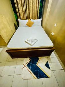 a small bed in a small room with at Airport City Hotel in Katunayaka