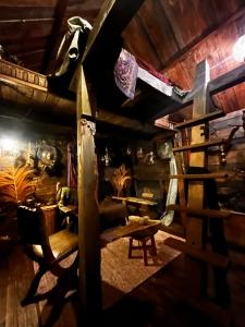 een kamer met een stapelbed en een stoel bij Bamboo Lodge Groningen in Groningen
