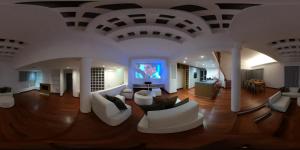 - un salon avec des canapés blancs et une télévision dans l'établissement Villa degli Azzurri, à Rome