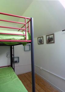 Ce lit superposé se trouve dans un dortoir avec 2 photos sur le mur. dans l'établissement L'avocette élégante, à Saint-Valery-sur-Somme
