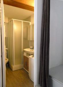 La petite salle de bains est pourvue d'un lavabo et de toilettes. dans l'établissement L'avocette élégante, à Saint-Valery-sur-Somme
