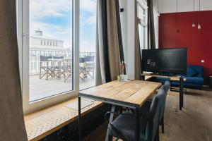 Staycity Aparthotels Leipzig City Centre的电视和/或娱乐中心