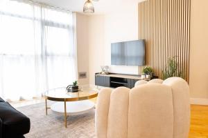 Μια τηλεόραση ή/και κέντρο ψυχαγωγίας στο Sophisticated Cardiff Apartment Free Parking