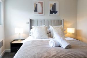 Ένα ή περισσότερα κρεβάτια σε δωμάτιο στο Sophisticated Cardiff Apartment Free Parking