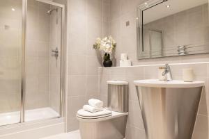 Ένα μπάνιο στο Sophisticated Cardiff Apartment Free Parking +38 φωτογραφίες